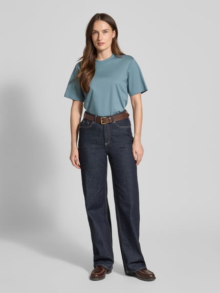 Modelka kobieca nosi Relaxed Fit T-Shirt aus reiner Baumwolle Modell 'EHARPA' od BOSS, gładki, niebieski, okrągły dekolt, krótki rękaw, widok całej sylwetki z przodu.