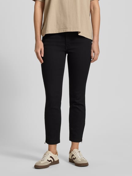 Vrouwenmodel draagt Skinny Fit Jeans in verkorte pasvorm model 'DREAM CHIC' van MAC, zwart, katoenmix met stretch, frontale lichaamsopname.