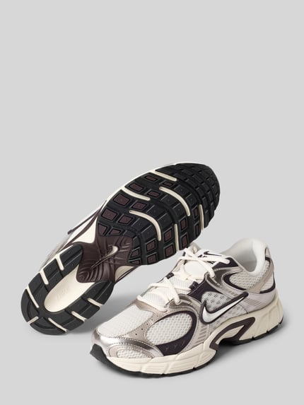 Produktfoto, Sneaker mit Logo-Detail Modell 'INITIATOR' von Nike, biała i srebrna kolorystyka, zaokrąglony kształt, sznurowanie, wysokość obcasa w rozmiarze 10,5: 6 cm, wysokość cholewki w rozmiarze 10,5: 7 cm, szerokość w rozmiarze 10,5: 7 cm, teksturowana podeszwa, materiał siateczkowy