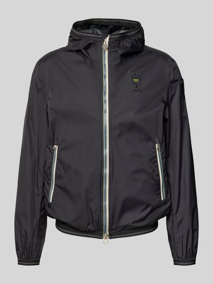 Produktfoto, Jacke mit Label-Patches Modell 'Dodge' von Blauer Usa in Schwarz mit Kapuze, Zweiwege-Reißverschluss, prosta forma, elastyczne wykończenia, boczne kieszenie na zamek, długość tyłu w rozmiarze M: 69 cm, szerokość ramion w rozmiarze M: 49 cm, szerokość klatki piersiowej w rozmiarze M: 58 cm, długość rękawa w rozmiarze M: 65 cm