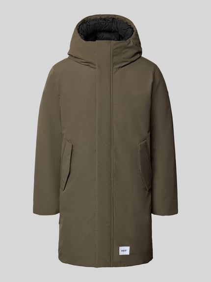 Produktfoto, olivgrüner Regular Fit Mantel mit Kapuze und Label-Patch Modell 'FOGG2' von khujo, verdeckter Reißverschluss, glatte Textur