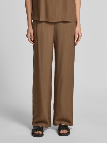 Frauenmodel trägt Wide-Leg-Pants mit elastischem Bund Modell 'INA' von Vila, Reine Viskose, ausgestellter Schnitt, französische Eingrifftaschen, Ganzkörperansicht von vorne.