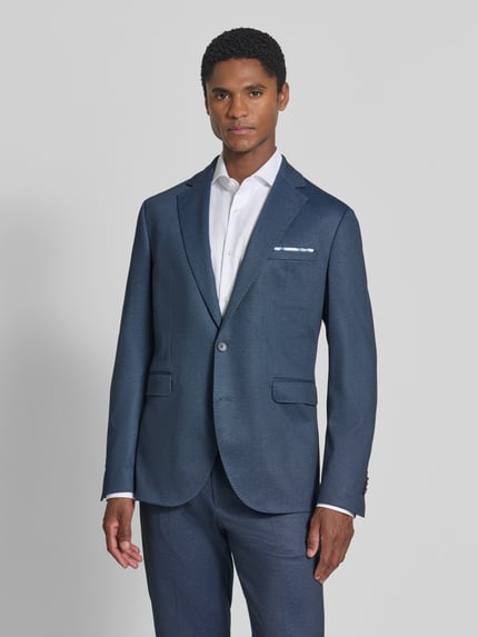 Mannenmodel draagt Regular Fit Sakko met viscose, Model 'Data' van CINQUE in blauw met Reverskraag, borstzak, klepzakken, 2-knoopsluiting, elastische materiaalmix; ruglengte 72 cm, schouderbreedte 40 cm, mouwlengte 63 cm, frontale opname van het hele lichaam.