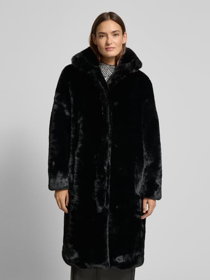 Frauenmodel trägt Regular Fit Webpelzmäntel mit Umlegekragen Modell 'CETEDIA' von BOSS in Schwarz, Kunstfell, unifarben, Ganzkörperansicht von vorne.