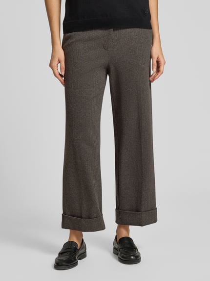 Frauenmodel trägt Stoffhose mit Umschlagabschluss von OPUS in Dunkelbraun, aus Baumwollmix, unifarben, verdeckter Reißverschluss, Ganzkörperansicht von vorne.