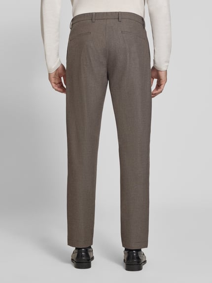 Männermodel trägt Straight Fit Hose mit Baumwoll-Anteil von ROY ROBSON in Braun, Material-Mix, Bundfalten, Rückansicht, Ganzkörperansicht.