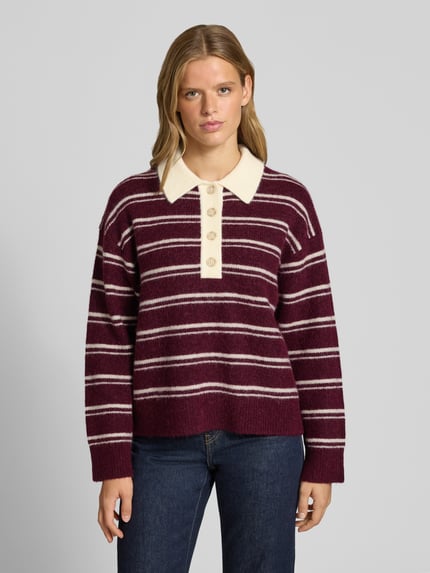 Modelka nosi Oversized Pullover aus Alpaka-Woll-Mix von Marc O'Polo DENIM, bordowe i kremowe paski, tekstura swetrowa, widok całej sylwetki z przodu.