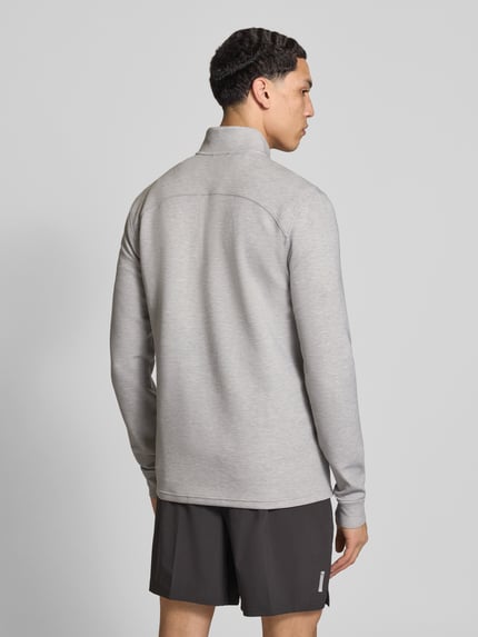 Męski model nosi bluzę Sweatshirt mit Label-Detail model 'CLOUDSPUN' von PUMA PERFORMANCE, elastyczna mieszanka materiałów z dodatkiem lyocellu, prosty krój, kołnierz zapinany, detal z logo, szara gładka faktura, długość tyłu w rozmiarze M: 74 cm, długość rękawów w rozmiarze M: 74 cm, całkowity widok z tyłu