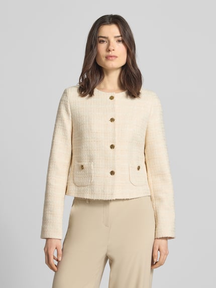 Kobiece modelka nosi Regular Fit Blazer in Bouclé-Optik von Christian Berg Woman Selection, mieszanka bawełny, okrągły dekolt, nakładane kieszenie, listwa guzikowa, długość tyłu w rozmiarze 36: 50 cm, szerokość w rozmiarze 36: 48 cm, długość rękawów w rozmiarze 36: 64 cm, jasny beżowy kolor, imitacja bouclé, pełny przód, tekstura widoczna, widok całej sylwetki z przodu.