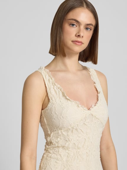 Vrouwenmodel draagt smal maxi Spitzenkleid met diepe V-hals, effen look, brede bandjes, onderjurk, Spitzenkleid met diepe V-hals Modell 'ALBINA' van Only, detailopname bovenlichaam.