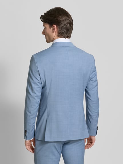 Männermodel trägt Regular Fit Sakko mit Woll-Anteil Modell 'Jamie' van Tiger Of Sweden in lichtblauw, elastische materiaalmix, rugaanzicht.