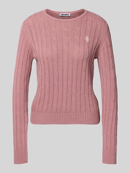 Produktfoto, Slim Fit Strickpullover mit Rundhalsausschnitt und Zopfmuster von Review, Baumwoll-Mix, rosa, Label-Stitching, Vorderansicht.