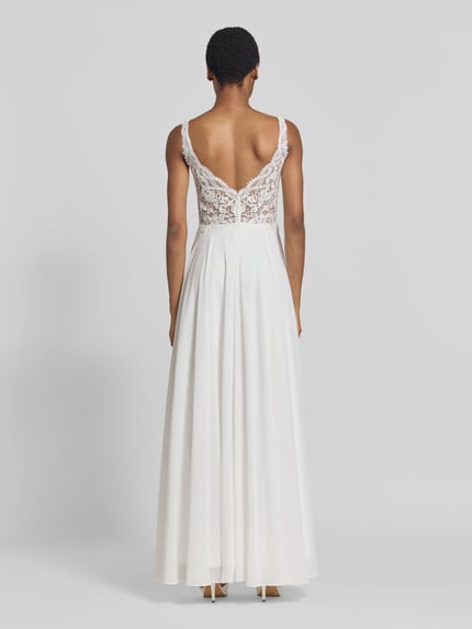 Vrouwenmodel draagt Brautkleid mit floralem Stitching van Mascara in wit, getailleerd, semi-transparant, mouwloos design, v-hals, ruglengte maat 36: 135 cm, borstwijdte maat 36: 34 cm, bloemenborduursel, geheel aanzicht achteraan