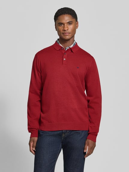 Männermodel trägt roten Strickpullover mit Polokragen und Knopfleiste von Fynch-Hatton aus Baumwolle, Regular Fit, Ganzkörperansicht von vorne.