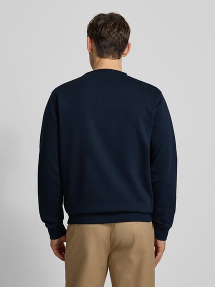 Männermodel trägt Sweatshirt mit Rundhalsausschnitt und Label-Patch von Lerros in Dunkelblau, Baumwoll-Mix, Rückenansicht, Ganzkörperansicht Rückansicht.
