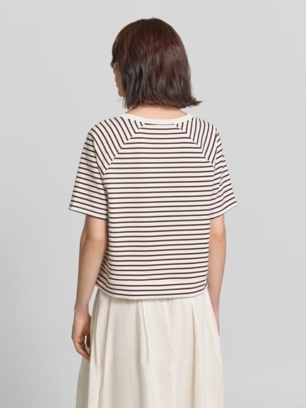 Frauenmodel trägt Boxy Fit Sweatshirt aus Viskose-Mix Modell 'Bailee.S' von Brax, cremefarben mit braunen Streifen, Damen Sweatshirt, Ganzkörperansicht Rückansicht.