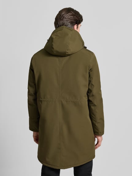 Männermodel trägt olivgrüne Jacke mit Kapuze von MCNEAL, Regular Fit, verdeckter Reißverschluss, Rückenansicht, Ganzkörperansicht.