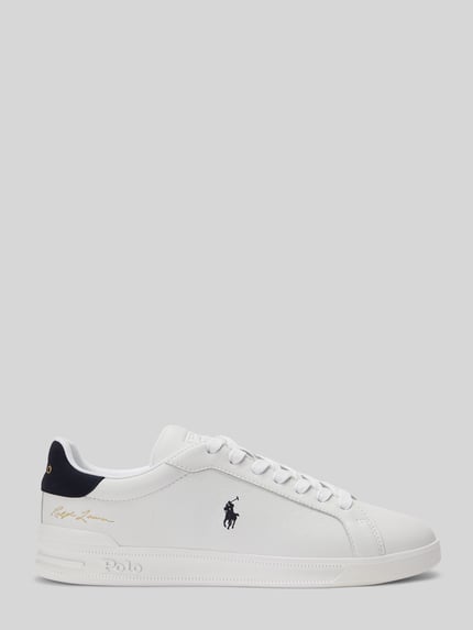Productfoto, Low Top Sneaker aus echtem Leder van Polo Ralph Lauren in effen wit met afgeronde neus, plat profiel, labelreliëf, contrasterend detail, vetersluiting, gestructureerde zool, glad leer
