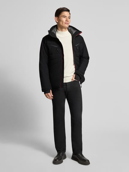 Männermodel trägt Steppjacke mit Kapuze Modell 'KARRAVAARA' von LUHTA in Schwarz, Regular Fit, Reißverschluss, Ganzkörperansicht von vorne