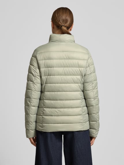 Frauenmodel trägt Steppjacke mit Stehkragen von Christian Berg Woman Selection in hellem Grün, horizontale Steppnähte, ganzkörperansicht Rückansicht, Regular Fit, Reißverschluss und Reißverschlusstaschen, Rückenlänge 64 cm, Schulterbreite 41 cm, Brustweite 52 cm, Ärmellänge 64 cm.