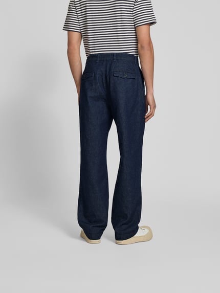 Mannenmodel draagt Straight Fit Jeans mit Hanf-Anteil van Closed in donkerblauw, katoenmix, rechte fit, logo-patch, steekzakken, knoop- en ritssluiting, binnenbeenlengte 79 cm, taillewijdte 43 cm, volledige lichaamsopname achteraan.