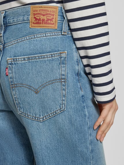 Kobiece modelka nosi Jeans mit 5-Pocket-Design od Levi's®, jasnoniebieski denim, luźny krój, widoczny używany efekt, detal tylnej kieszeni, zbliżenie tyłu.