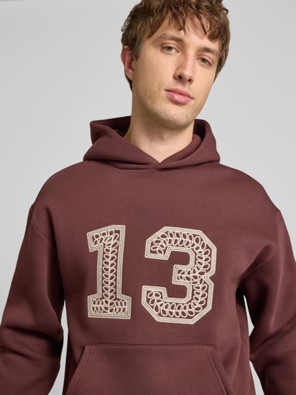 Mannenmodel draagt Hoodie met Ketten-Stickerei en Känguru-Tasche van REVIEW in katoenmix, regular fit, bordeaux, Nahaufnahme Oberkörper.