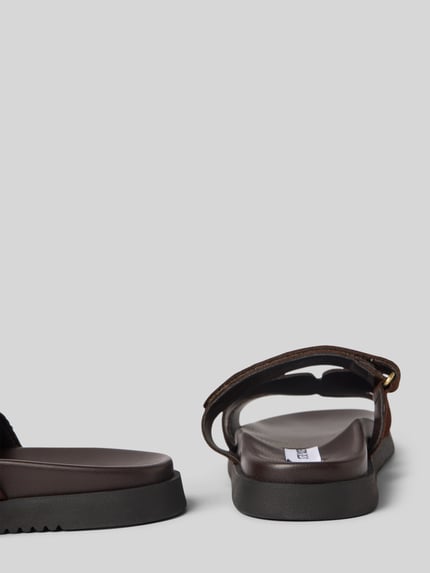 Produktfoto, Sandalette aus Leder Modell 'Missile' von Steve Madden in Dunkelbraun mit abgerundete-Spitze, Klettverschluss, Absatzhöhe 2 cm