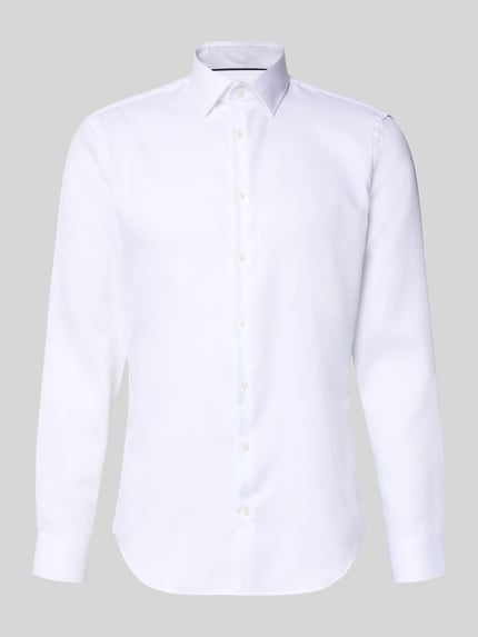Produktfoto, Slim Fit Business-Hemd mit Strukturmuster und Kentkragen von Jake*s aus reiner Baumwolle, weiß, glatte Textur, vor neutralem Hintergrund
