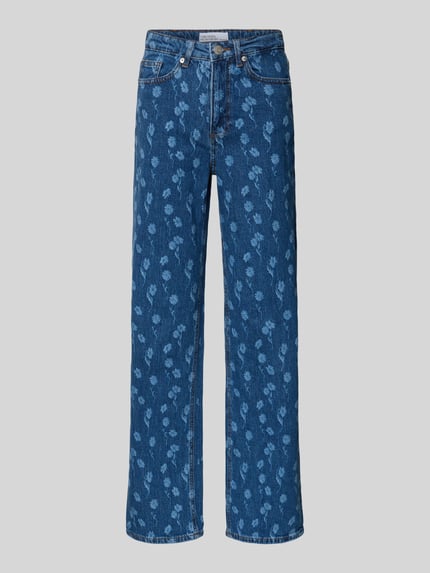 Produktfoto, Wide Leg Jeans aus Baumwoll-Mix Modell 'TESSA' von Vero Moda in Blau mit floralem Allover-Muster und 5-Pocket-Design auf grauem Hintergrund.