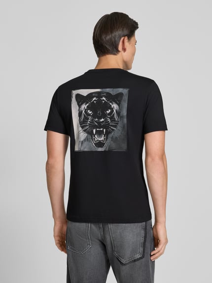 Männermodel trägt schwarzes Regular Fit T-Shirt mit Label-Print von Antony Morato aus reiner Baumwolle, Ganzkörperansicht Rückansicht.