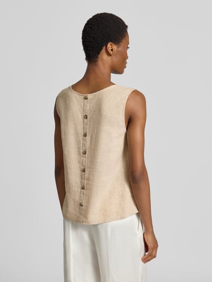 Frauenmodel trägt Top aus Leinen-Mix mit Rundhalsausschnitt Modell 'Lava' von FREE/QUENT, beige, strukturierte Oberfläche, Rückenlänge 60 cm, Ganzkörperansicht Rückansicht.