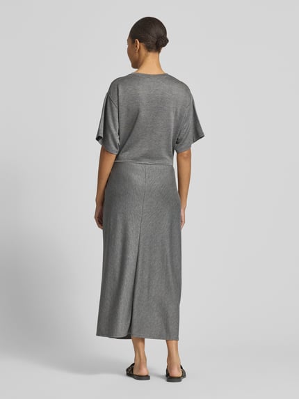 Vrouwenmodel draagt Körpernahes Freizeitkleid aus Lyocell-MIx van Polo Ralph Lauren in grijze melange, midi-lengte, korte mouwen, jerseystructuur, logo-stitching, detailopname rugaanzicht.