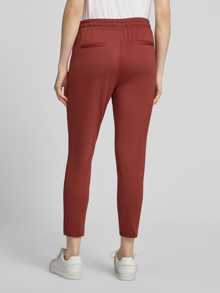Vrouwenmodel draagt Hose met elastischem Bund en Tunnelzug Model 'KATE' van ICHI, Materiaalmix met viscose, slim fit, bandwijdte maat S 38 cm, binnenbeenlengte maat S 63 cm, Ganzkörperansicht Rückansicht