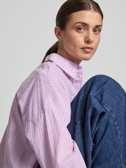 Kobiece model prezentuje Relaxed Fit Hemdbluse aus reiner Baumwolle von Marc O'Polo, efekt: wzór w paski, krój relaxed fit, kołnierzyk koszulowy, pas na plecach, długi rękaw, mankiet, zaokrąglone wykończenie, bawełna, zapięcie: listwa guzikowa, zbliżenie na górną część ciała.