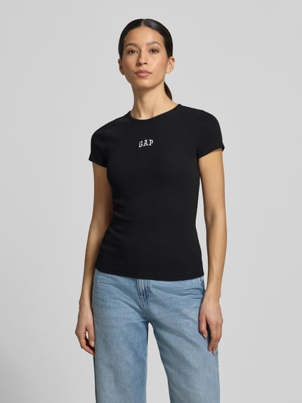 Vrouwenmodel draagt T-Shirt in Ripp-Optik mit Logo van GAP in zwart, slim fit, ronde hals, katoenmix met modal, borstlogo, volledige frontale lichaamsopname