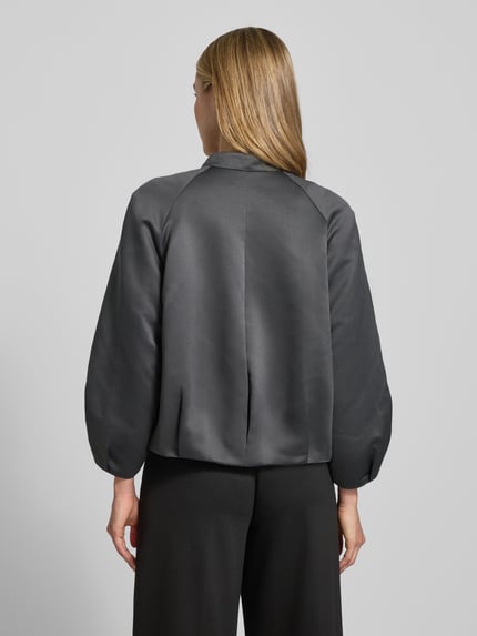 Vrouwenmodel draagt een grijze Blouson met Stehkragen en ritssluiting, model 'NORIELLA' van Someday, materiaal-mix met stretch, regular fit, ruglengte 53 cm, schouderbreedte 44 cm, borstwijdte 54 cm, mouwlengte 51 cm, geheel van achteren gefotografeerd.