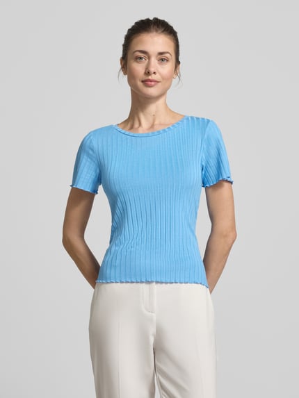 Frauenmodel trägt T-Shirt aus Viskose-Mix in Ripp-Optik von Rich & Royal in Hellblau, Damen T-Shirt mit Stretch-Anteil, Slim-Fit, Rundhalsausschnitt, Rückenlänge bei Größe S 51 cm, Ganzkörperansicht von vorne.