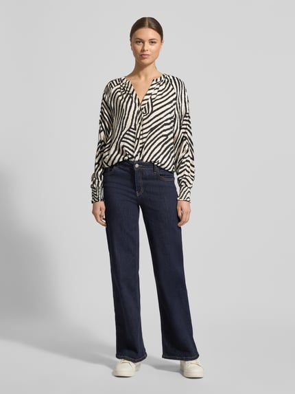 Vrouwenmodel draagt Overhemdblouse met knoopsluiting Model 'BECCA' van Soyaconcept, viscosemix, los model, v-hals, voorkant, full-body shot