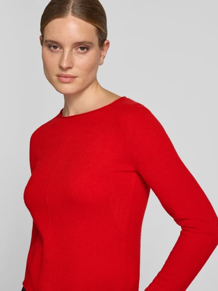 Frauenmodel trägt Regular Fit Strickpullover aus reinem Kaschmir von Christian Berg Woman in Rot mit Ziernaht, Nahaufnahme Oberkörper.