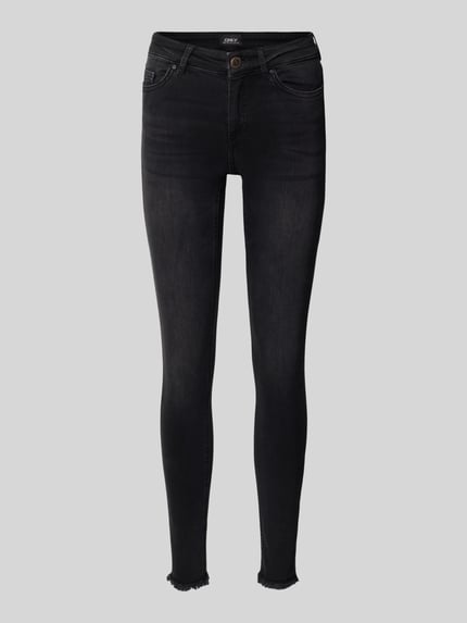 Produktfoto, Stone Washed Skinny Fit Jeans van ONLY, zwarte stretch denim, 5 zakken, gerafelde zoom, mid waist, Blush model, recht van voren.