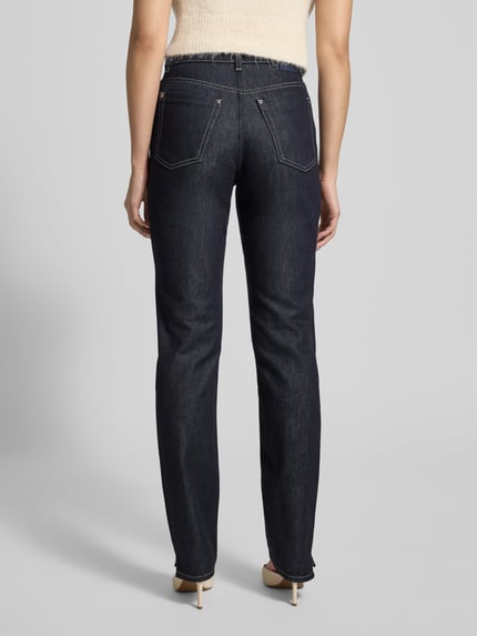 Kobiece model prezentuje ciemnoniebieskie proste jeansy Straight Fit Jeans aus Baumwoll-Lyocell-Mix Modell 'C_ADA SLIM HR 1.0' od BOSS Orange z denimu, melange, 5 kieszeni, widok całej sylwetki z tyłu.
