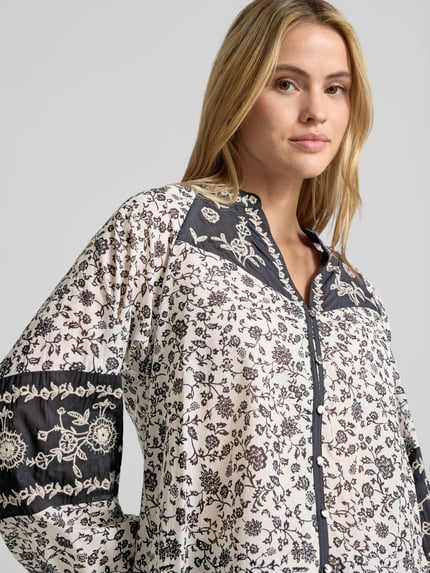 Vrouwenmodel draagt Regular Fit Blouse met V-hals en stiksels van Milano Italy, katoen, alloverprint, knoopsluiting, Nahaufnahme bovenlichaam