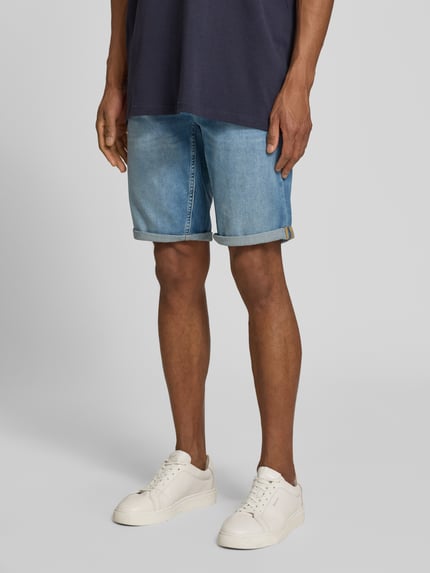 Männermodel trägt Regular Fit Jeansshorts im 5-Pocket-Design von PME Legend, Baumwoll-Elasthan-Mix, Ganzkörperansicht von vorne.