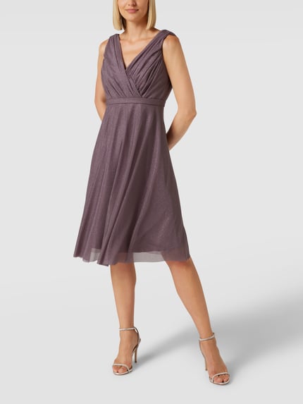 Vrouwenmodel draagt Regular Fit Kleid mit Glitzer-Mesh van TROYDEN COLLECTION, paars, knielang, getailleerd, vooraanzicht volledige lichaamsfoto.