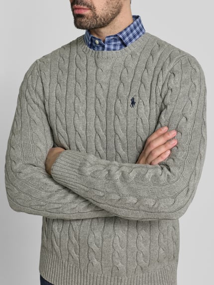 Męski model nosi Strickpullover mit Label-Stitching od Polo Ralph Lauren, bawełna, regular fit, okrągły dekolt, szare sploty, zbliżenie tułowia.
