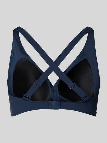 Frauenmodel trägt Bikini-Oberteil mit Knotendetail Modell 'SOLID' von Barts, mieszanka materiałów z dodatkiem streczu, dopasowany krój, dekolt w serek, wiązany detal, kolor granatowy, gładka tekstura, Ganzkörperansicht Rückansicht.