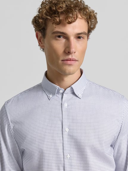 Männermodel trägt Slim Fit Businesshemd aus reiner Baumwolle Modell 'New B.D.' von Seidensticker, Herren Businesshemd, Nahaufnahme Oberkörper.