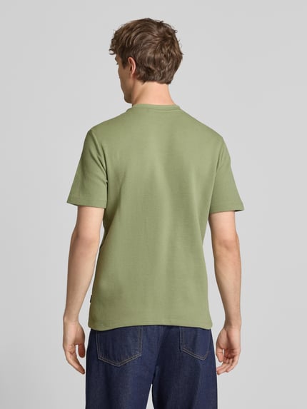 Mannmodel draagt T-shirt mit Label-Detail Modell 'FILLIP' van Blend, puur katoen, recht model, ruglengte maat M 69 cm, Ganzkörperansicht Rückansicht