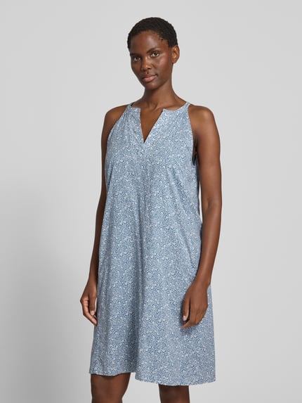 Kobiece modelka nosi Loose Fit Freizeitkleid aus reiner Baumwolle od Marc O'Polo w jasnoniebieskim kolorze z drobnym wzorem, sukienki casualowe, zdjęcie całej sylwetki z przodu.